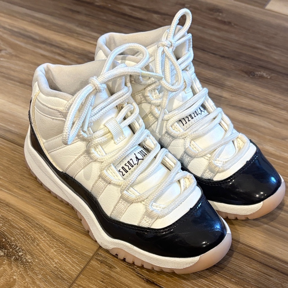 NIKE JORDAN NEAPOLITAN Kids White Basketball Shoes
